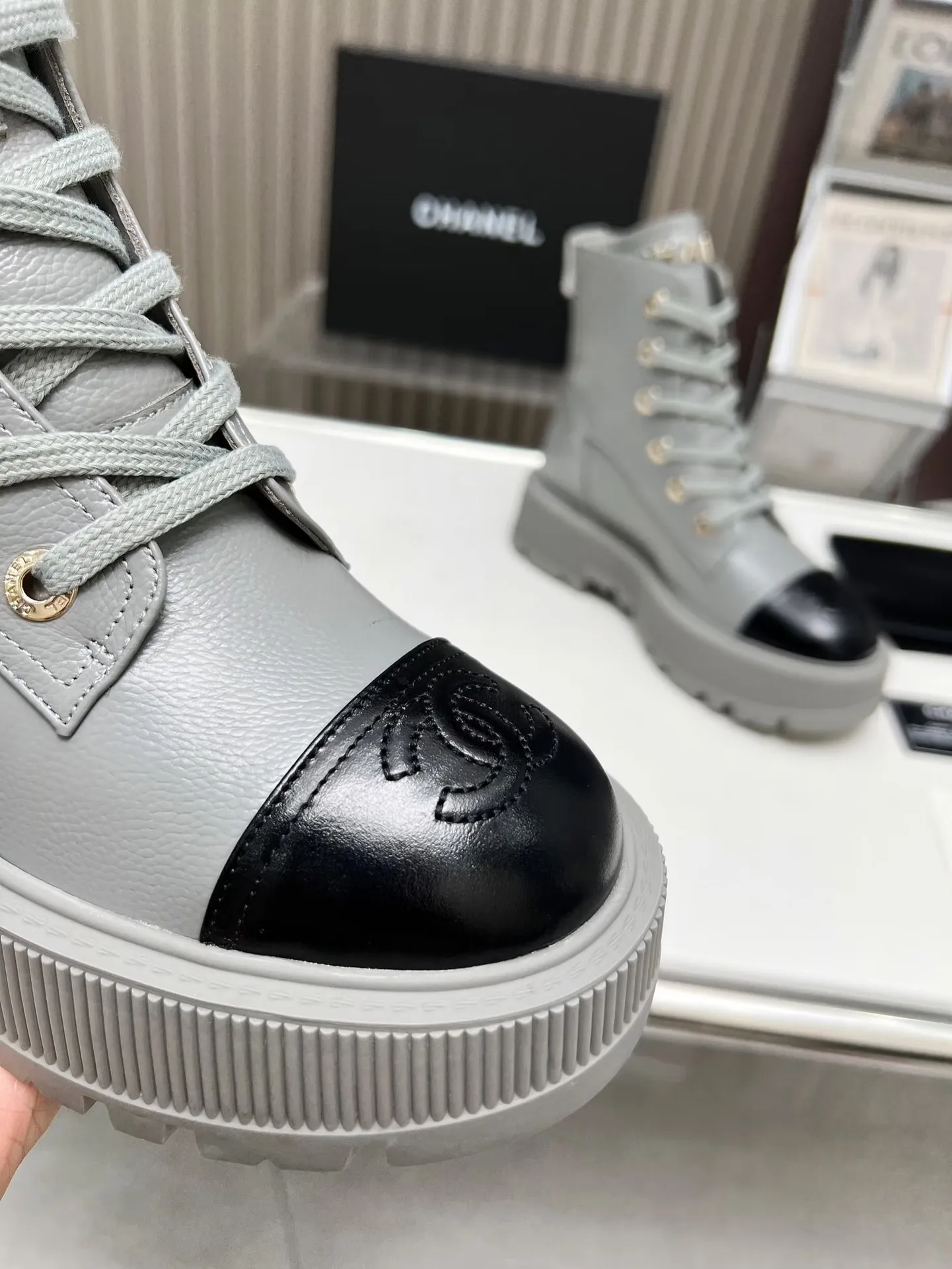 👟👟Ex-factory price 560👟👟 Autumn and winter new Chanel Chanel ankle boots original model opening✅ Strap design is super easy to put on and take off, the toe logo is electro-embroidered. The tongue is also the brand logo. Fabric: cow litchi pattern🐂 Inner/foot pad: cow lining. Use ultra-light rubber non-slip and wear-resistant outsole. Color: black, white, gray. Code number: 34-41 (34, 41) Need to be customized) Packaging: bag card
